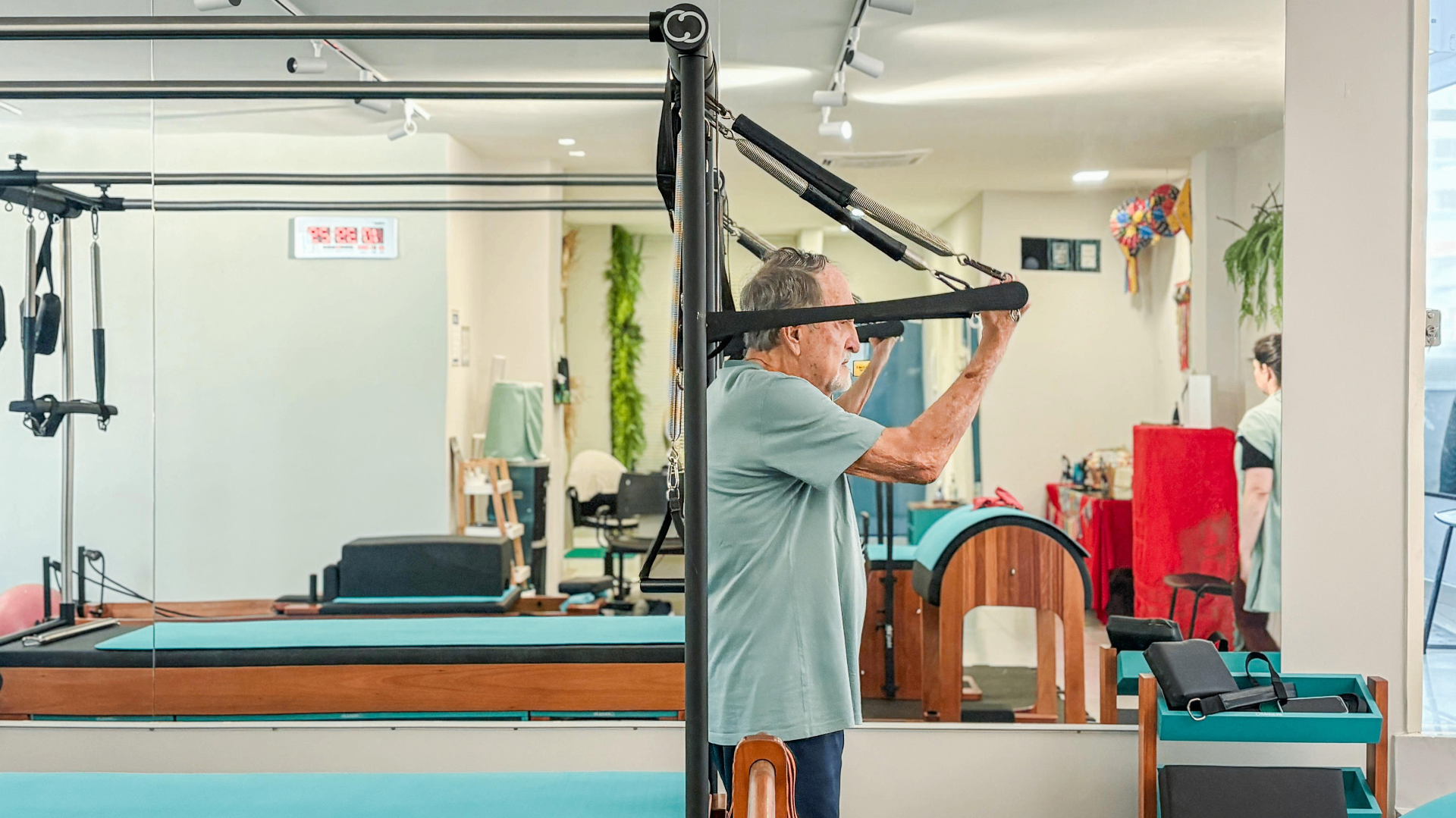 Senhor em treino no Cadillac de Pilates